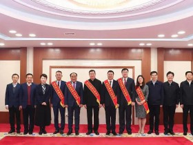 自治区召开2022年推进企业上市工作会议 王莉霞为上市企业授奖